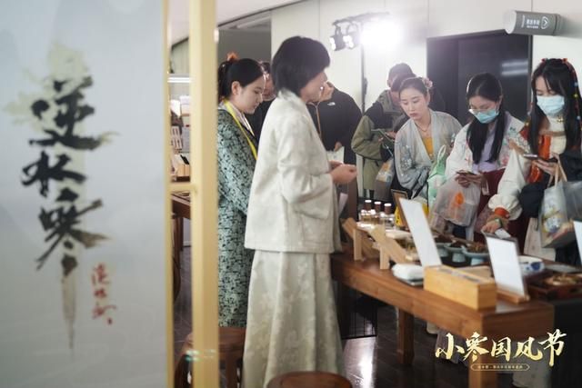 参加完这场漫展，人手拉走了5斤重的周边