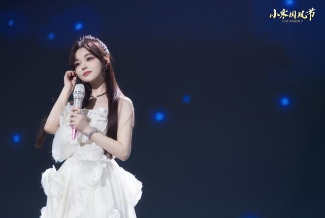 参加完这场漫展，人手拉走了5斤重的周边