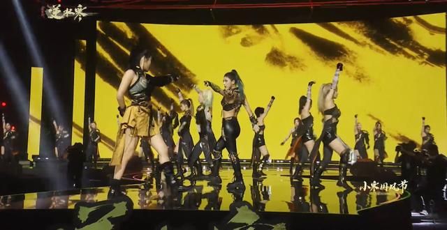 参加完这场漫展，人手拉走了5斤重的周边