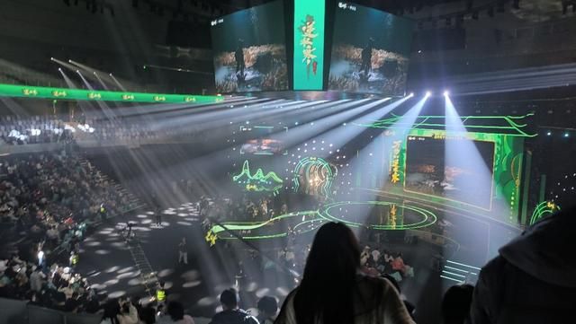 参加完这场漫展，人手拉走了5斤重的周边