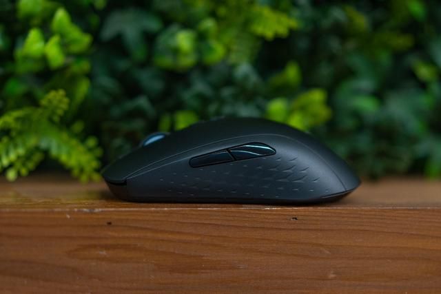 大手型、无线充、160小时超长续航：雷柏V200W鼠标评测