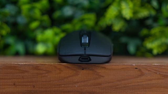 大手型、无线充、160小时超长续航：雷柏V200W鼠标评测