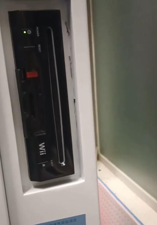 年度好笑+1，学校5万采购的宣泄仪，结果是快20年前的游戏机？