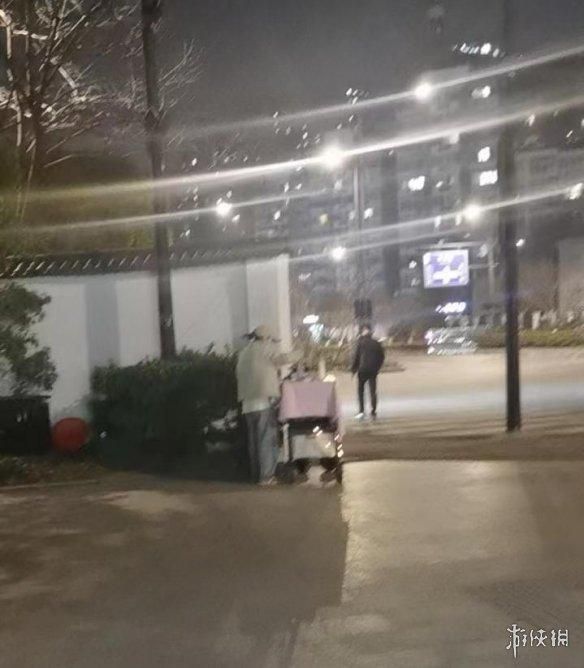 怎么一夜之间,打工人都开始转行卖烤肠了?