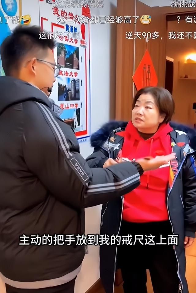 怒砸孩子高达的老赖，成了家长追捧的“女版杨永信”