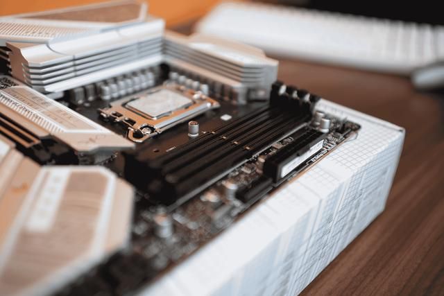 性价比旗舰！微星Z790 EDGE TI MAX刀锋钛主板评测