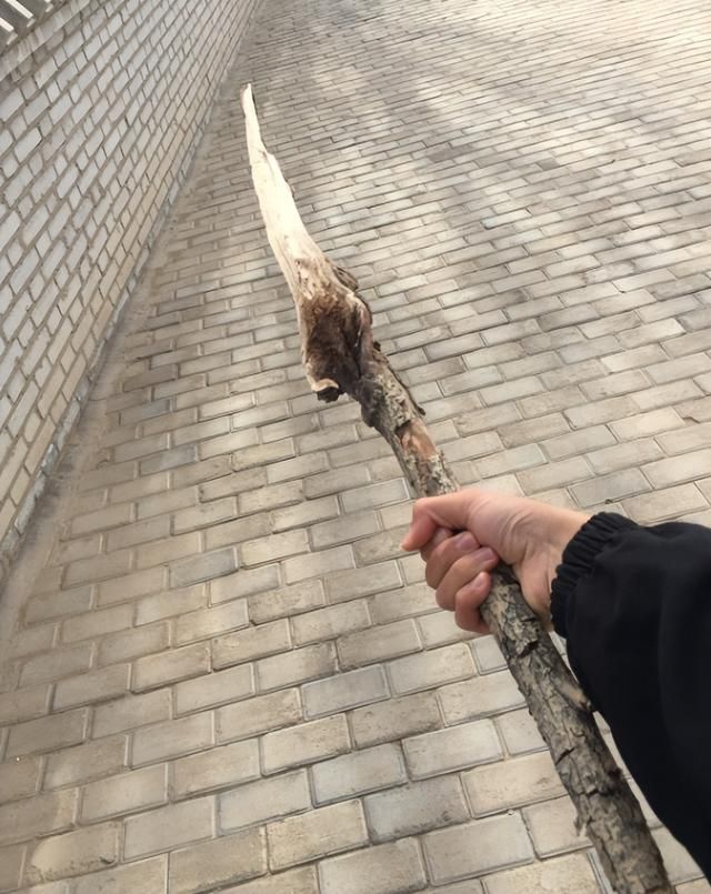 手搓“五金圣剑”？工地钢管被老哥们给玩出花了……