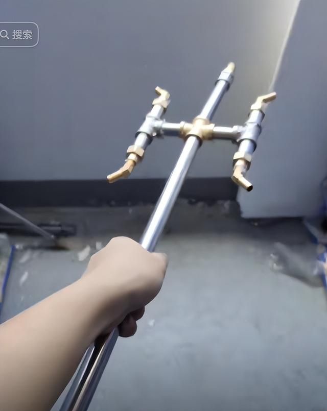 手搓“五金圣剑”？工地钢管被老哥们给玩出花了……