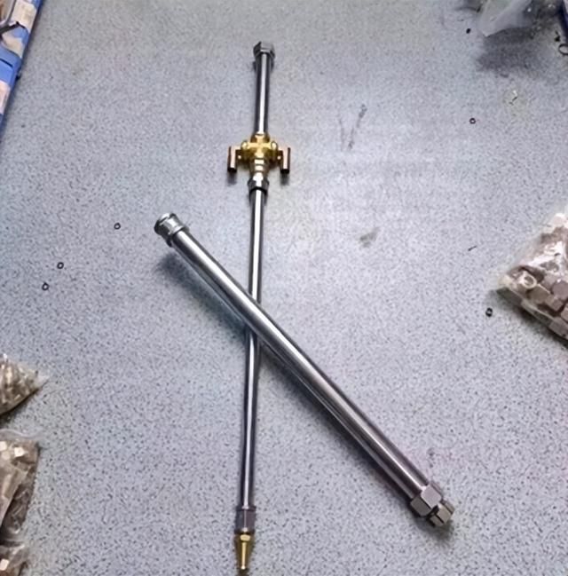 手搓“五金圣剑”？工地钢管被老哥们给玩出花了……