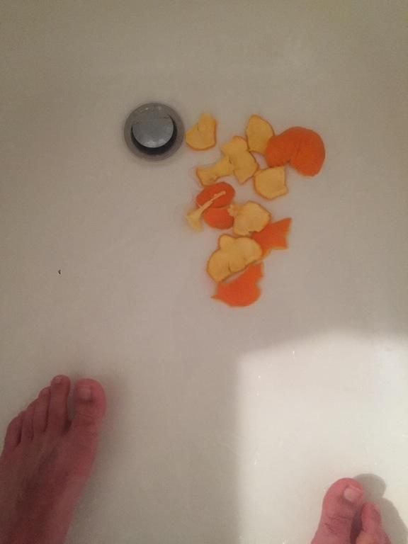 每个生活不如意的中年社畜,都该试试在洗澡时吃橙子