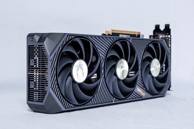 硬朗美学：GEFORCE RTX 5070 SOLID OC评测