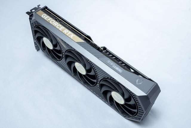 硬朗美学：GEFORCE RTX 5070 SOLID OC评测