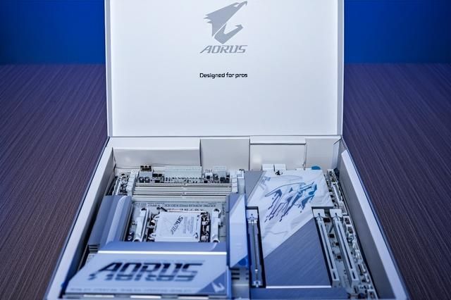 纯白旗舰新标杆!技嘉X870E X3D电竞冰雕主板性能首测