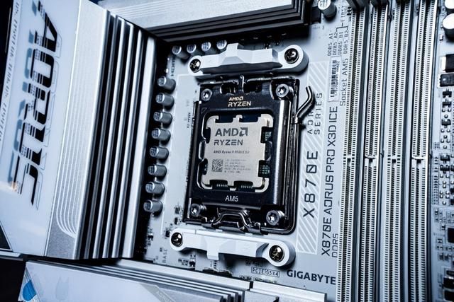 纯白旗舰新标杆!技嘉X870E X3D电竞冰雕主板性能首测