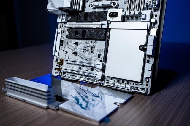 纯白旗舰新标杆!技嘉X870E X3D电竞冰雕主板性能首测