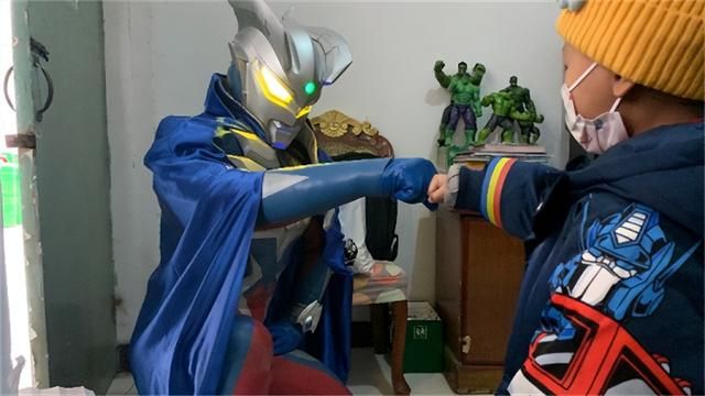 这个春节最潮流的事，是和奥特曼星搭子一起舞龙