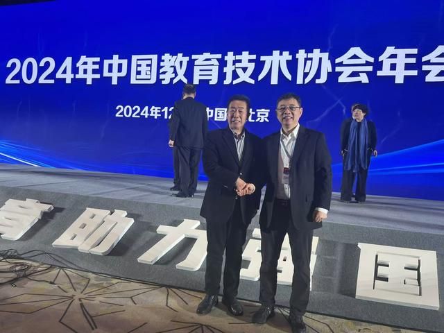 黄仁勋力挺人形机器人：润钇科技“硅爱智能”仿真机器人成香饽饽