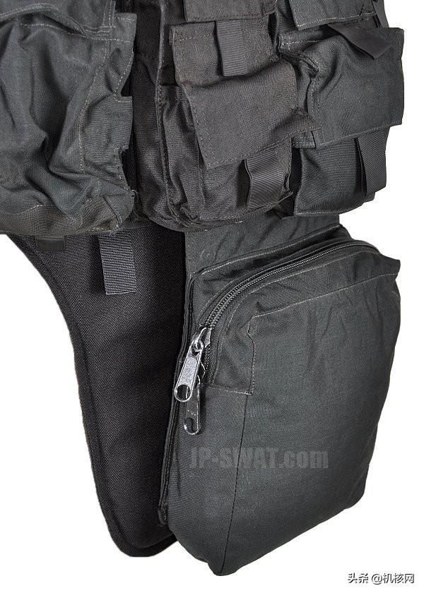 《生化危机3》里，卡洛斯身上这件背心到底是个啥？