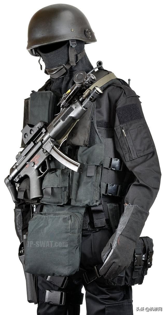 《生化危机3》里，卡洛斯身上这件背心到底是个啥？