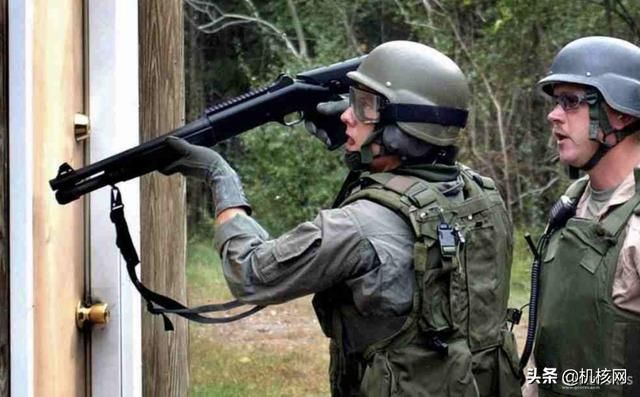 《生化危机3》里，卡洛斯身上这件背心到底是个啥？