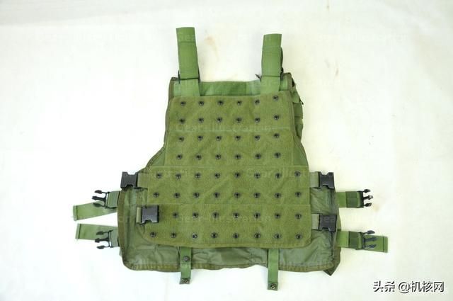 《生化危机3》里，卡洛斯身上这件背心到底是个啥？