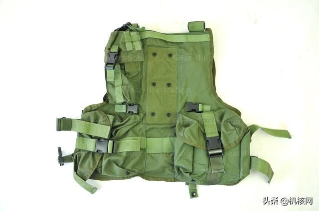 《生化危机3》里，卡洛斯身上这件背心到底是个啥？