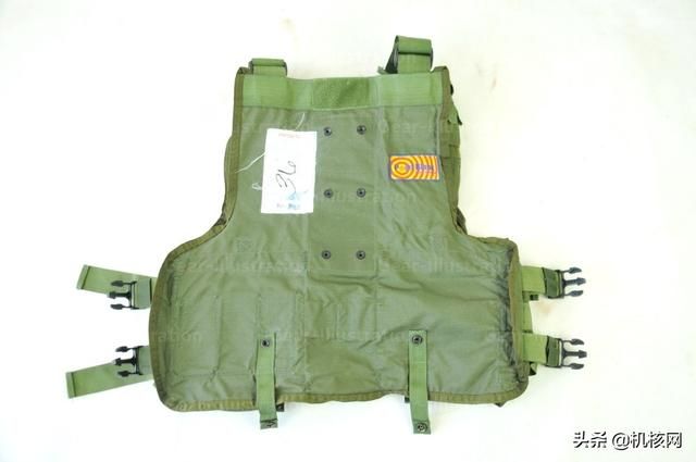 《生化危机3》里，卡洛斯身上这件背心到底是个啥？