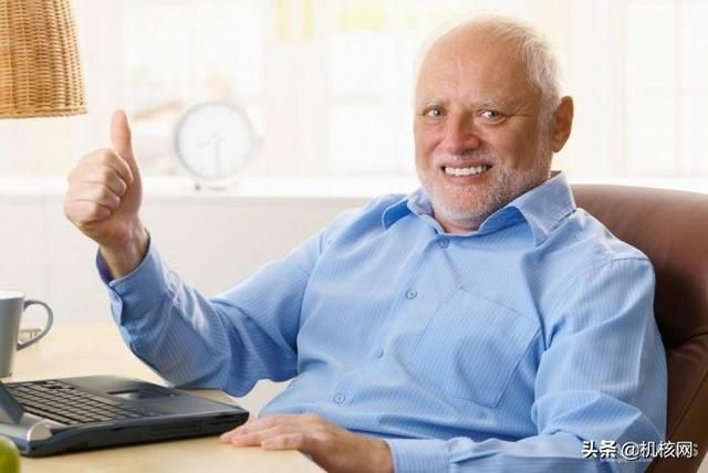 「烂梗」那位强颜欢笑的老头是谁?