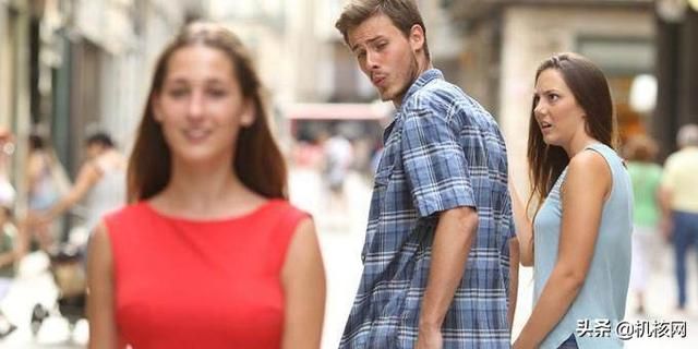 「烂梗」那位强颜欢笑的老头是谁?