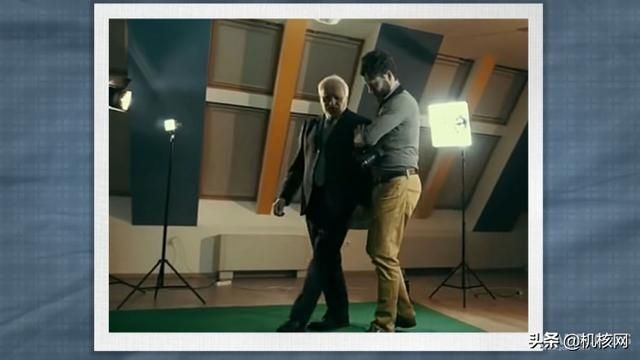 「烂梗」那位强颜欢笑的老头是谁?