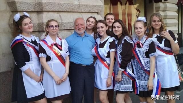 「烂梗」那位强颜欢笑的老头是谁?