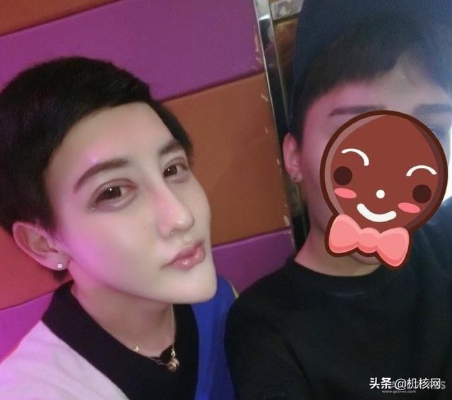 一个非官方的虚拟形象火了,然后被删了