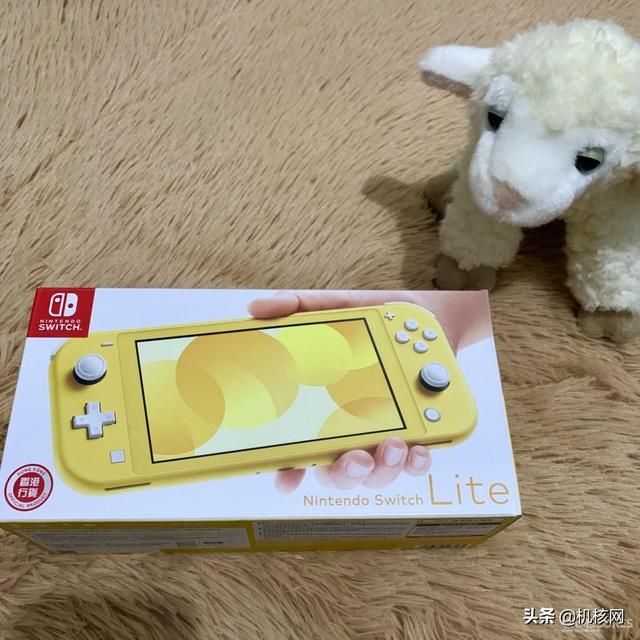 为了能在旅途路上不那么无聊,时隔多年我又买了一台掌机