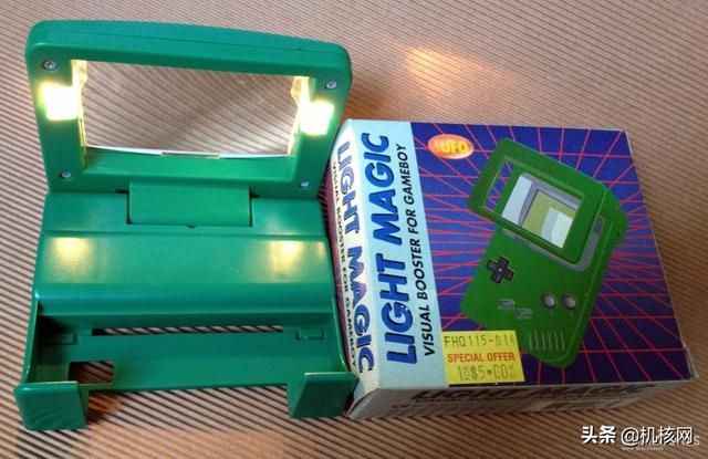 为了能在旅途路上不那么无聊,时隔多年我又买了一台掌机