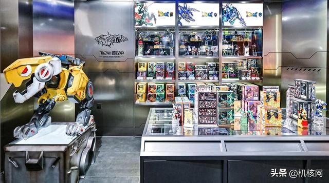 做玩具的人丨对话软体动物与52TOYS