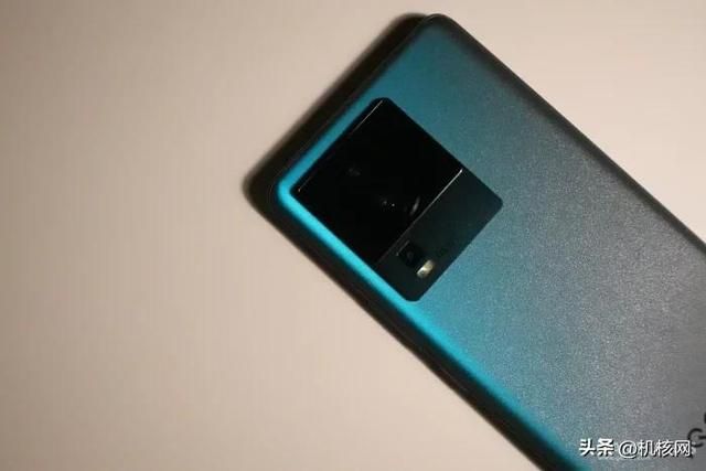 双芯闪充屏幕好，周边齐全任你挑，iQOO Neo 7 开箱体验