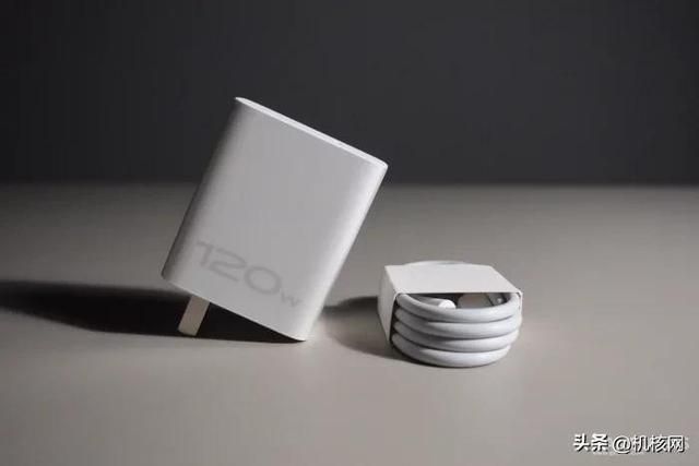 双芯闪充屏幕好，周边齐全任你挑，iQOO Neo 7 开箱体验