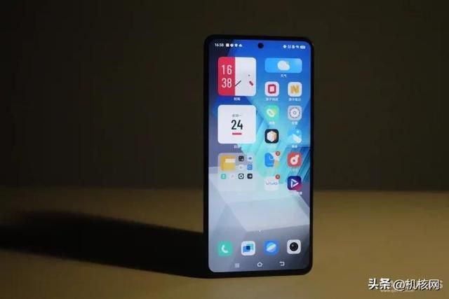 双芯闪充屏幕好，周边齐全任你挑，iQOO Neo 7 开箱体验