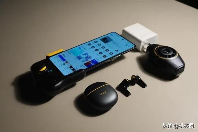 双芯闪充屏幕好，周边齐全任你挑，iQOO Neo 7 开箱体验