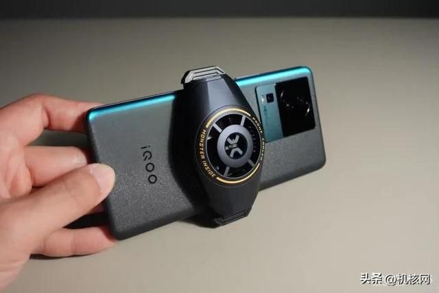 双芯闪充屏幕好，周边齐全任你挑，iQOO Neo 7 开箱体验