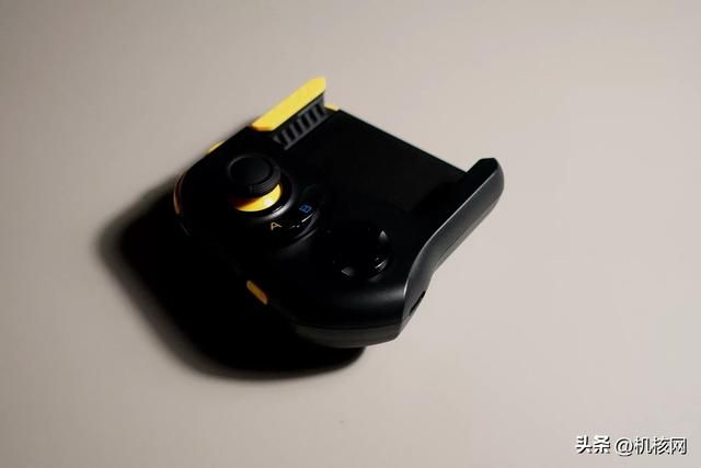 双芯闪充屏幕好，周边齐全任你挑，iQOO Neo 7 开箱体验