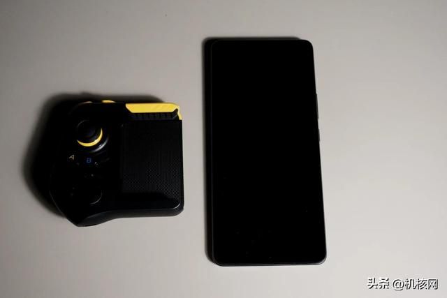 双芯闪充屏幕好，周边齐全任你挑，iQOO Neo 7 开箱体验