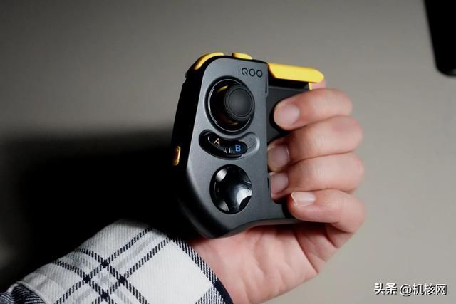 双芯闪充屏幕好，周边齐全任你挑，iQOO Neo 7 开箱体验