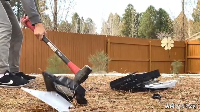 暴殄天物！外国小哥在冰天雪地怒砸PS5