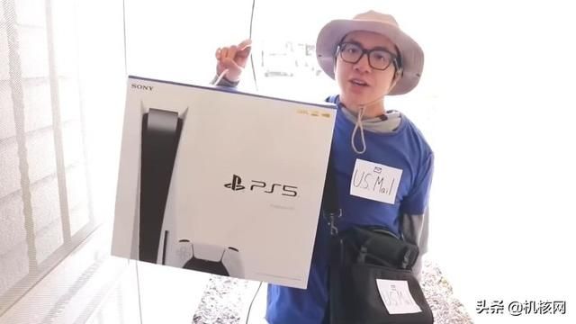 暴殄天物!外国小哥在冰天雪地怒砸PS5