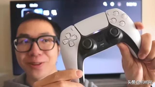 暴殄天物!外国小哥在冰天雪地怒砸PS5