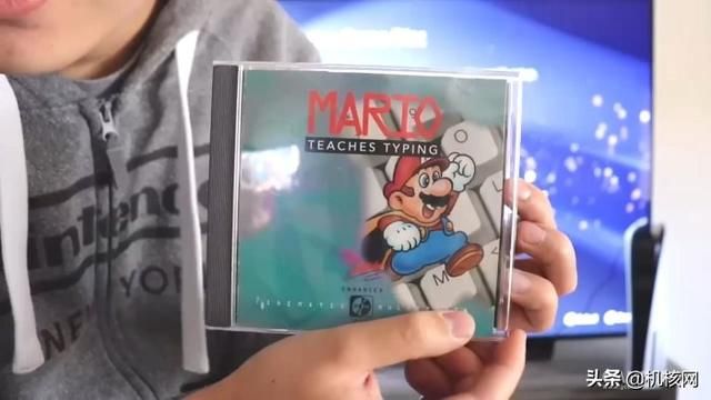 暴殄天物!外国小哥在冰天雪地怒砸PS5