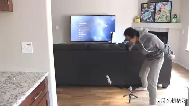 暴殄天物!外国小哥在冰天雪地怒砸PS5