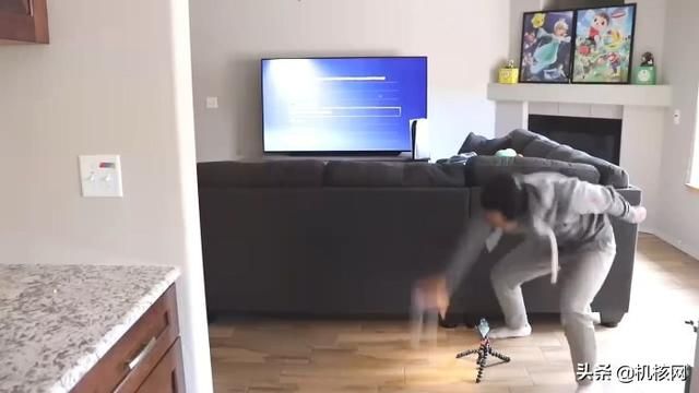 暴殄天物!外国小哥在冰天雪地怒砸PS5