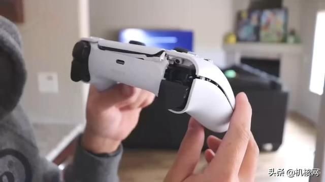 暴殄天物!外国小哥在冰天雪地怒砸PS5